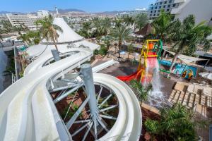 een luchtzicht op een waterpark met een achtbaan bij King Solomon by Isrotel Collection in Eilat