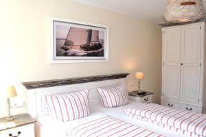 - une chambre avec un lit blanc et 2 oreillers dans l'établissement Villa Ocean Time, à Haffkrug