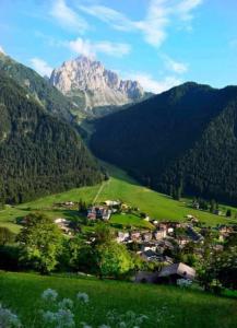 a small town in a valley in the mountains at Stella alpina in Schilpario
