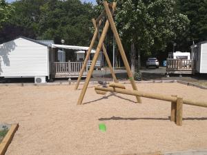 Ο χώρος παιχνιδιού για παιδιά στο Camping du Mouchet