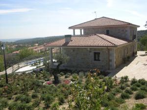 una casa con un jardín delante de ella en Apartamento Rural Albus Albi, en Colmenar del Arroyo