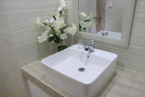 Koupelna v ubytování RNR Suites + 36 fotografií
