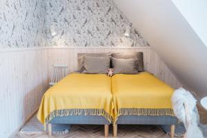 Postel nebo postele na pokoji v ubytování KaksTeist Apartments