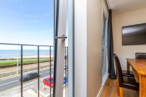 Granada Apartments Queen's Promenade的电视和/或娱乐中心