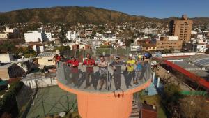 un grupo de personas de pie en la cima de una montaña rusa en Hotel El Cid en Villa Carlos Paz