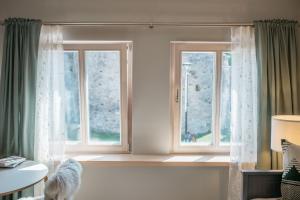 Postel nebo postele na pokoji v ubytování KaksTeist Apartments