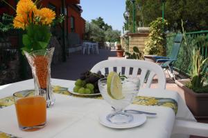 una mesa con una bandeja de fruta y una bebida en B&B Borgo Pileri, en Mazzarino