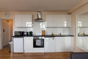 Granada Apartments Queen's Promenade的厨房或小厨房