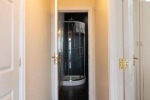 Granada Apartments Queen's Promenade的一间浴室
