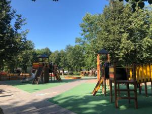 Otroško igrišče poleg nastanitve Apartments Kohtla-Jarve