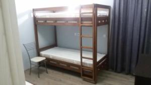 Uma ou mais camas em beliche num quarto em Guesthouse Tomskaya