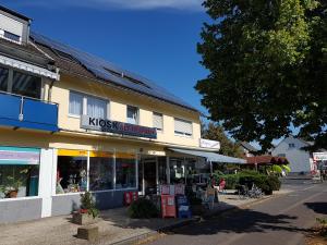 un edificio en una calle con en Apartment Alt-Refrath, en Bergisch Gladbach