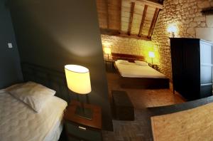 ein kleines Zimmer mit zwei Betten und einem Spiegel in der Unterkunft La Grange du Moulin in Noyers-sur-Cher