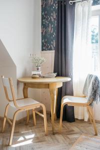 Posezení v ubytování KaksTeist Apartments + 37 fotografií