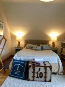 1 dormitorio con 1 cama con baúl en el suelo en Chambres La Guignardais en Lamballe