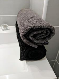 a towel sitting on the side of a bath tub at Studio calme et confortable proche de Saint-Chamond in LʼHorme