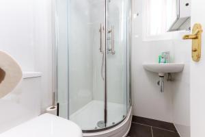 Granada Apartments Queen's Promenade的一间浴室