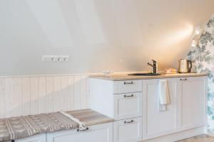 Postel nebo postele na pokoji v ubytování KaksTeist Apartments
