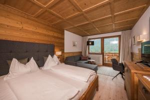 Televízia a/alebo spoločenská miestnosť v ubytovaní Berghotel - Sexten