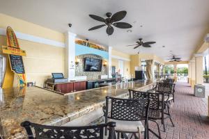 - un bar dans un complexe avec des chaises et un comptoir dans l'établissement Casa Maria Condo, à Orlando