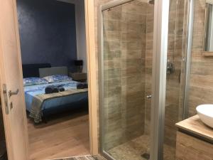 een badkamer met een douche en een slaapkamer met een bed bij via roma 12 VERONA in Verona