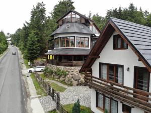 a house on the side of a road at Mountain Apartments SuperSki in Cavnic