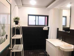 花莲市心香小屋的一间带水槽和黑色墙壁的浴室