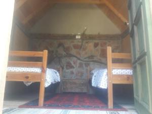 Eco Camp Dzogaska Vrela emeletes ágyai egy szobában
