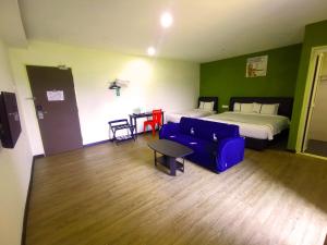 Postel nebo postele na pokoji v ubytování Riverview Hotel