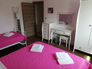 Zimmer mit 2 Betten, einem Schreibtisch und einem Spiegel in der Unterkunft Diva Star Bol in Bol