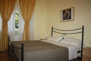a bedroom with a bed and a window at Il Boschetto in Porto SantʼElpidio