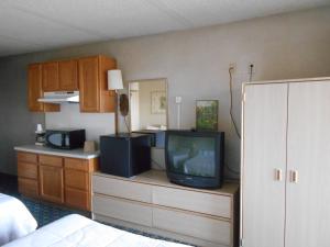 a television sitting on a dresser in a room at Victorian Inn in Reno +38 photos