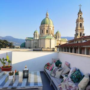 - un balcon avec des oreillers dans un bâtiment doté d'une cathédrale dans l'établissement Flamingo B&B, à Pompéi
