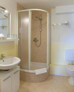 Kylpyhuone majoituspaikassa Hotel Weidenhof