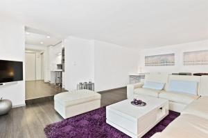 Телевизор и/или развлекательный центр в Peak Apartments