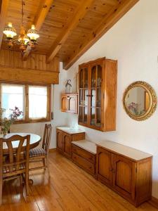 une cuisine avec une table et une salle à manger dans l'établissement Ático con encanto en Bellver de Cerdanya, à Bellver de Cerdanya