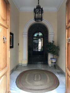 Habitación grande con una gran puerta negra con una gran alfombra. en Casa San José, en Palma del Río