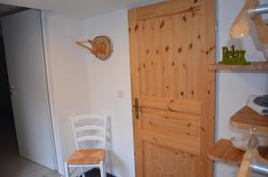 ビーレフェルトにあるSouterrainappartementの木製のドアと椅子付きのキッチン