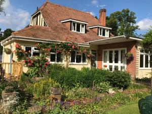 a house with a garden in front of it at Kingswood Cottage in Lyndhurst