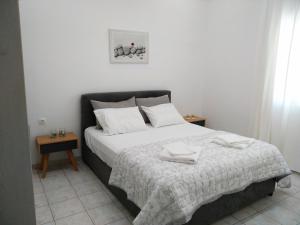 A bed or beds in a room at Pomegranate apartment