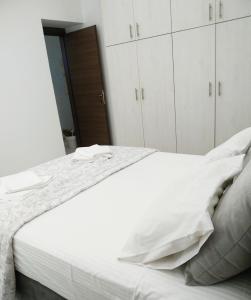 A bed or beds in a room at Pomegranate apartment