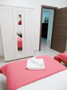 A bed or beds in a room at Pomegranate apartment