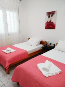 A bed or beds in a room at Pomegranate apartment