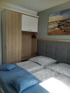 sypialnia z 2 łóżkami i obrazem na ścianie w obiekcie Bel Mare Patio B217 w mieście Międzyzdroje