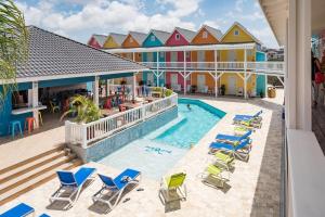 uma imagem da piscina na pousada em Cape Raptors em Bed & Bike Curacao - Jan Thiel em Willemstad