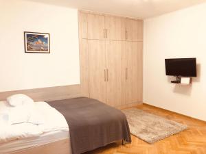 Posteľ alebo postele v izbe v ubytovaní Heroes’ Residence II