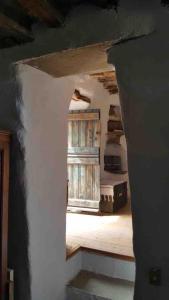 聖伊奧尼斯的住宿－Stone house Anemos，客房享有带窗户和楼梯的景致。