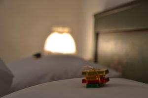 une voiture jouets assise au-dessus d'un lit avec une lampe dans l'établissement Adieu Alltag: Pension Oesterle im Schwarzwald, à Schönmünzach