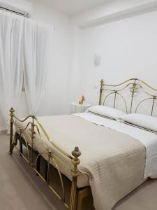 a bedroom with two beds with white sheets and a window at I Tesori del Mare in Letojanni