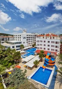 uma vista panorâmica de um hotel com piscina e edifícios em Hotel Billurcu em Ayvalik